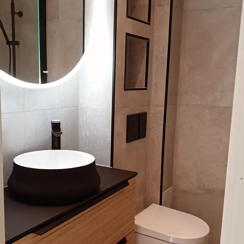 Elegant baderomsspeil - Oslo Plumbing installasjon