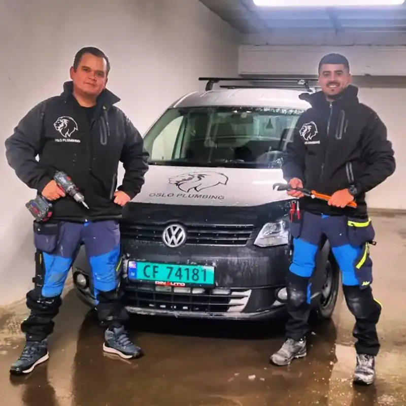 Kenneth og Hamza foran bilen - Oslo Plumbing team